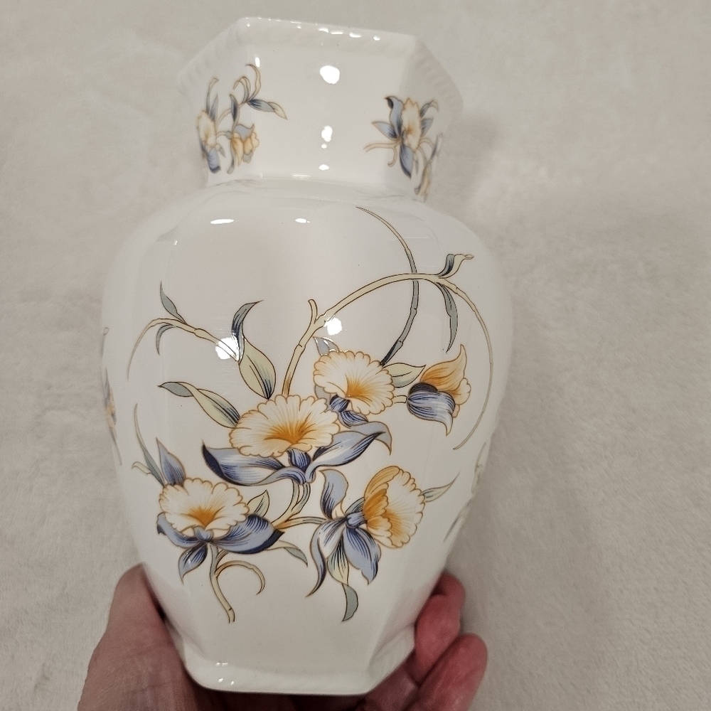 Bone China Vase - Picture 2 of 7